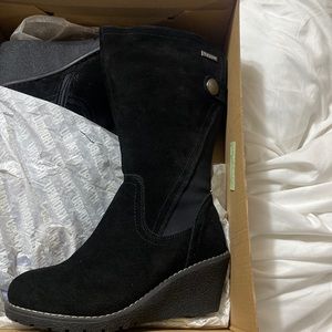 KHOMBU wedge style boots.